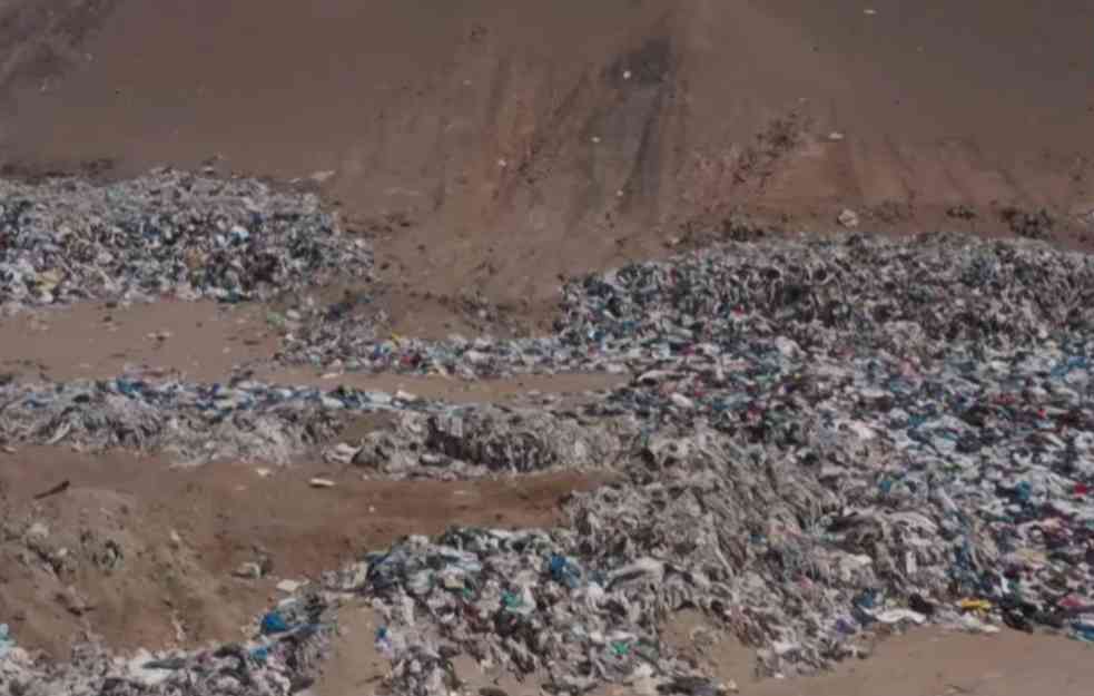 BESMISAO CIVILIZACIJE! Odbačena odeća napravila ekološku katastrofu (VIDEO)