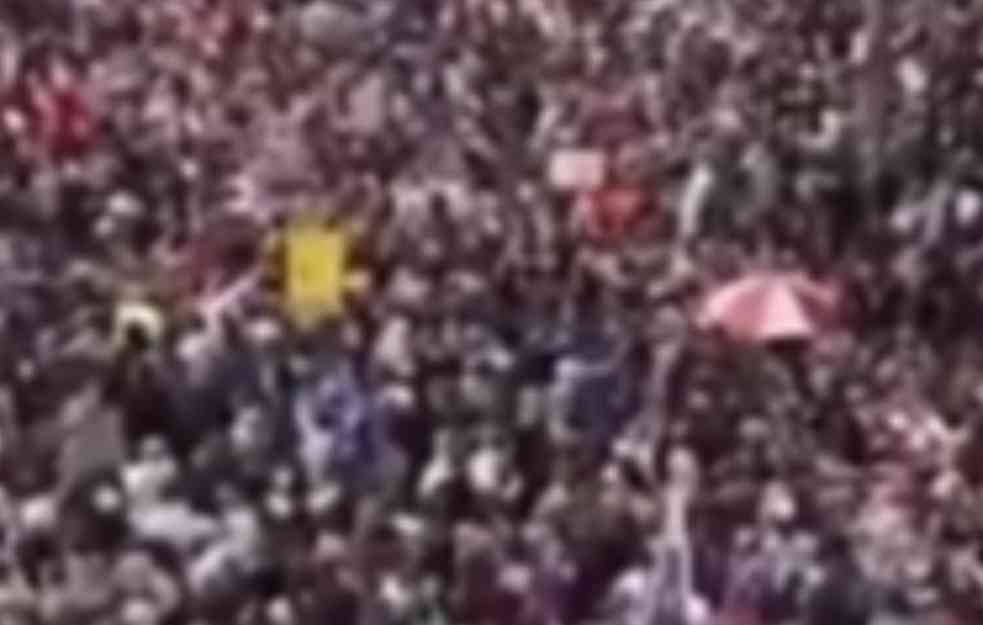 U Melburnu masovni  protesti protiv obavezne vakcinacije i kovid propusnica: Uporedili vladu sa nacistima (VIDEO)