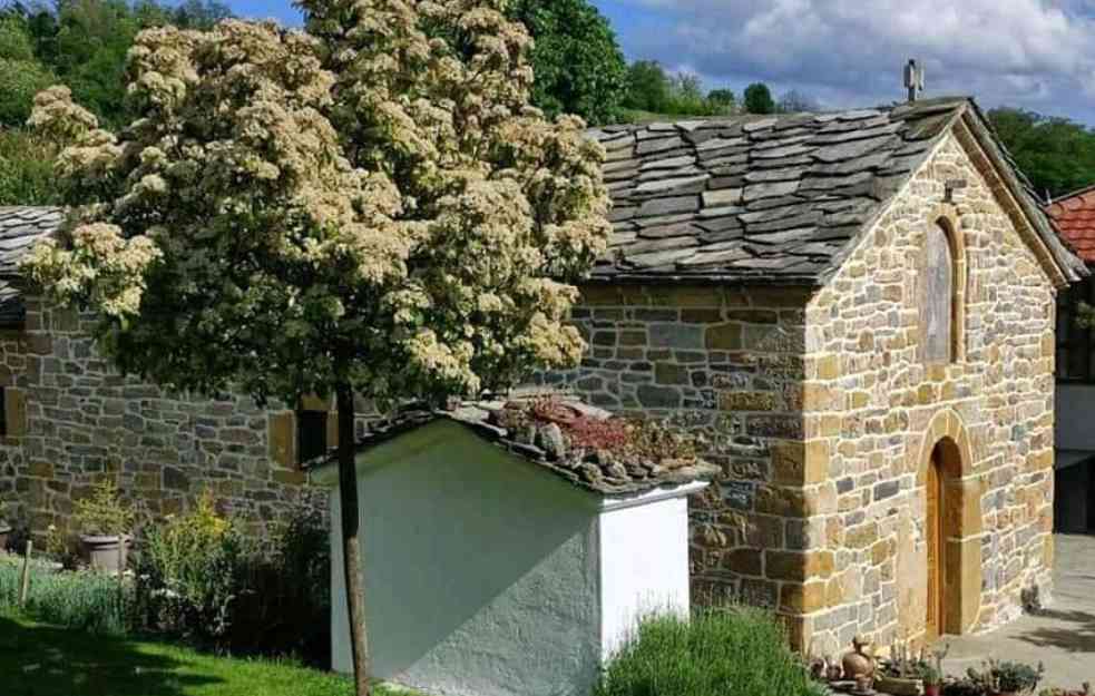 ZOČIŠTE PROSLAVILO ZAŠTITINIKE: Svetim Vračima se mole i Albanci, koji su porušili svetinju (FOTO)