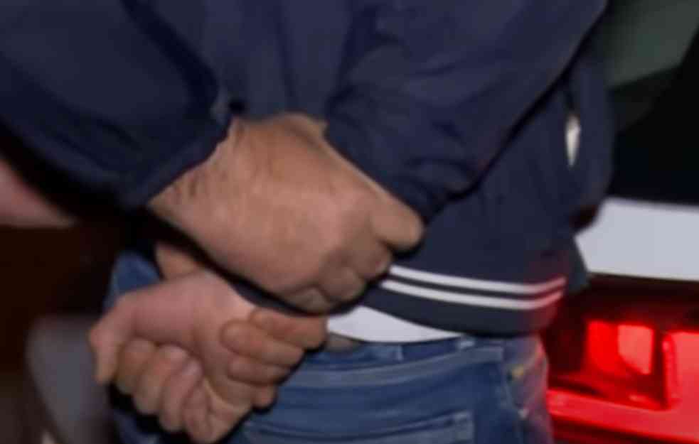 JEZIVO! Duševni bolesnik ubio dete od deset godina, zarobio taoca, policija na nogama!