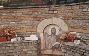 AKT BEZUMLJA: Oskrnavljen spomenik ubijenim i <span style='color:red;'><b>kidnapovani</b></span>m Srbima u Orahovcu (FOTO)