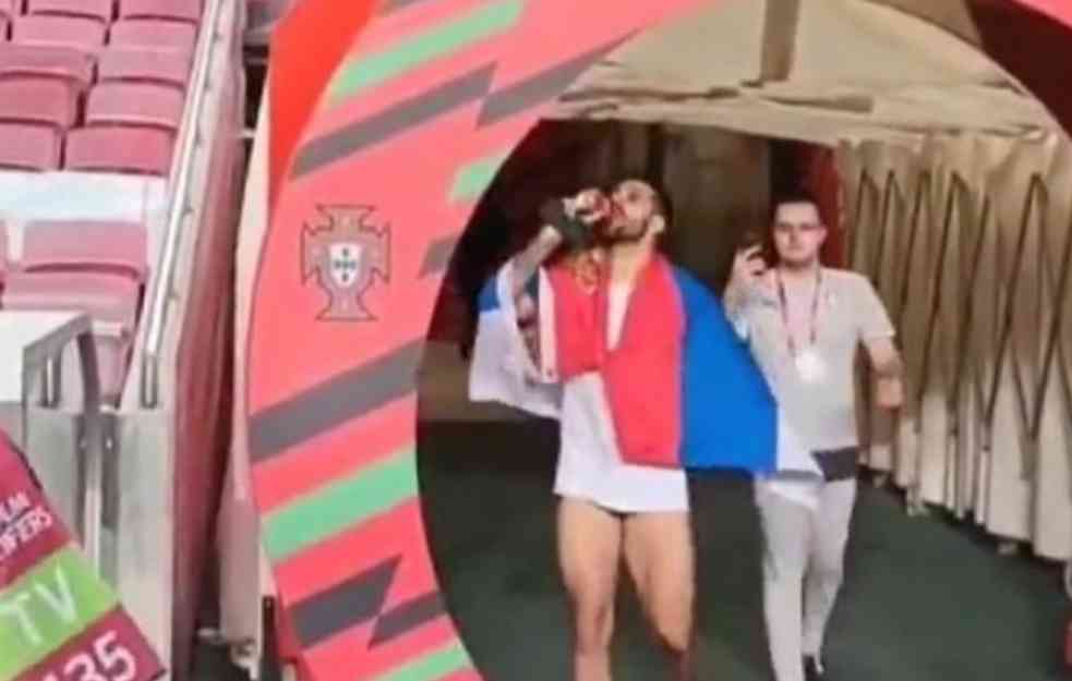 U GAĆAMA NASRED STADIONA! Ovako je junak Srbije proslavio GOL ZA MUNDIJAL sa navijačima (VIDEO)