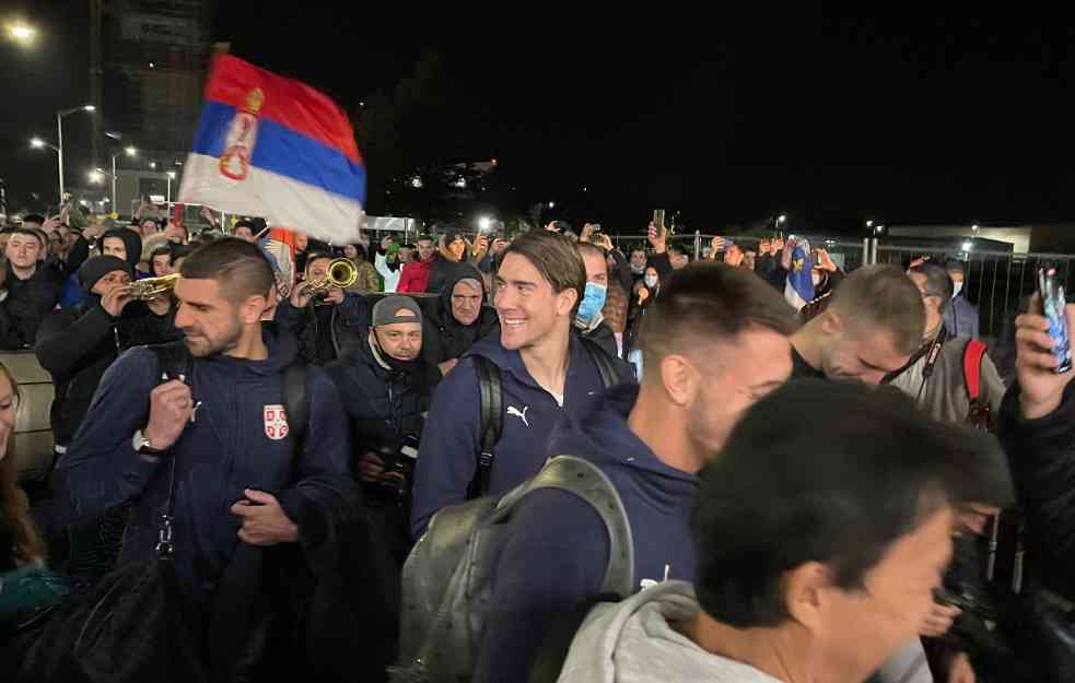 ORLOVI MEĐU NAVIJAČIMA, TRUBAČI I ZASTAVE NA SVE STRANE, LUDNICA U SURČINU! (VIDEO)