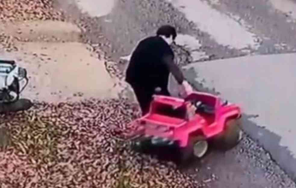 BRUKA I SRAMOTA! Usred bela dana žena ukrala dečji auto! (VIDEO)