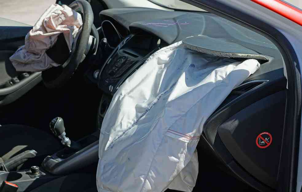 STRAVIČNA NESREĆA KOD POŽEGE: Auto prešao u suprotnu traku i DIREKTNO UDARIO u KAMION