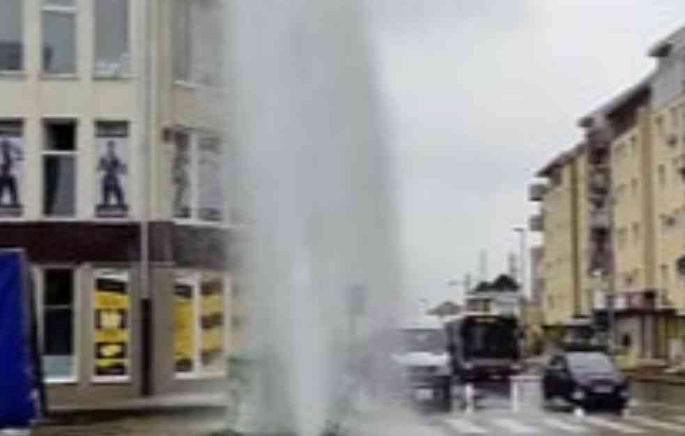 HAOS NA ČUKARICI: Havarija na vodovodnoj cevi, voda šiklja na sve strane (VIDEO)