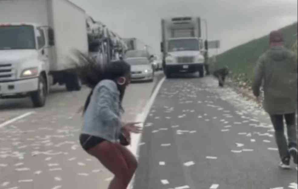 NOVAC JE BUKVALNO PADAO SA NEBA! Ljudi su trčali po autoputu, tukli se za novčanice (VIDEO)