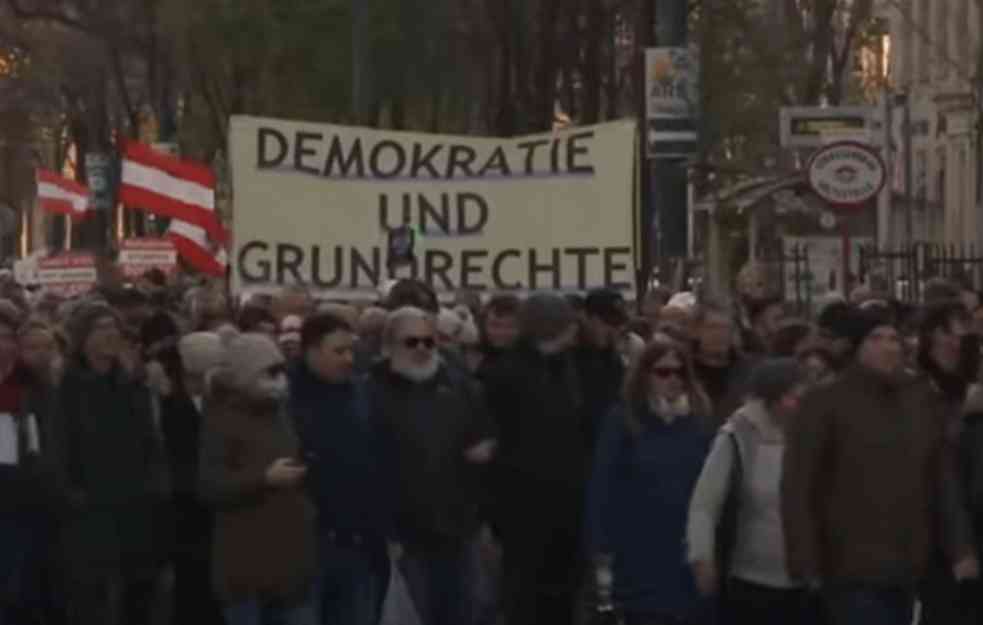 Najmasovniji protesti u Beču protiv kovid mera i obavezne vakcinacije (VIDEO)