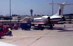 <span style='color:red;'><b>HAOS NA AERODROMU</b></span>: Čekao kontrolu, pa ZAPUCAO! Putnik sa pištoljem u bekstvu