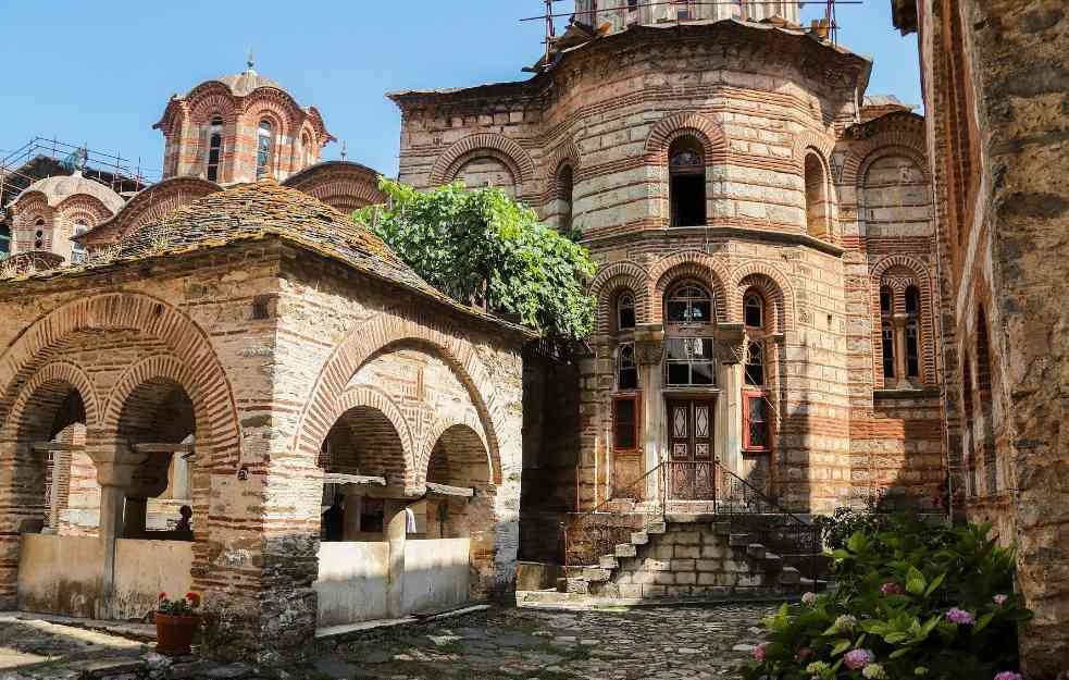 ZATVOREN HILANDAR: Zabranjene posete manastiru na Svetoj gori