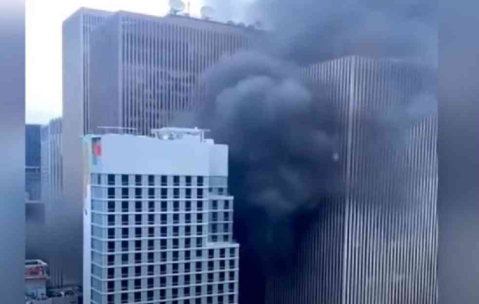  KULJA DIM NA MENHETNU: Požar u zgradi blizu Rokfelerovih (VIDEO)
