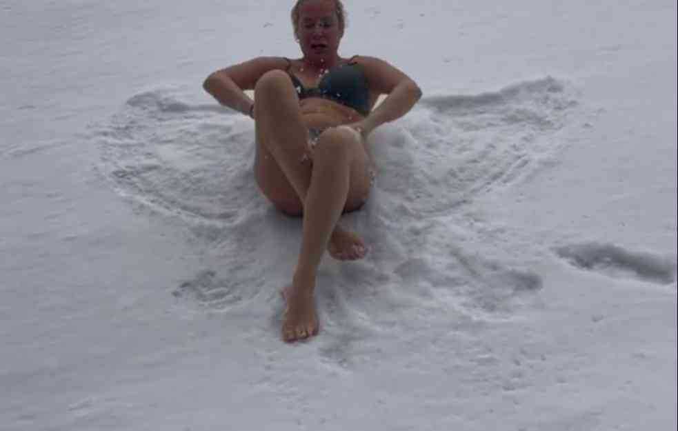 POTPUNO NESHVAĆENA! Ruska političarka se skinula na -20, skočila u sneg i poručila PRIDRUŽITE MI SE! (VIDEO)