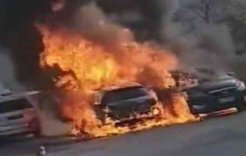 DRAMA U LEŠTANIMA, SPAŠAVAJU ZAROBLJENOG RADNIKA: Automobili u PLAMENU nakon strašne eksplozije (VIDEO)