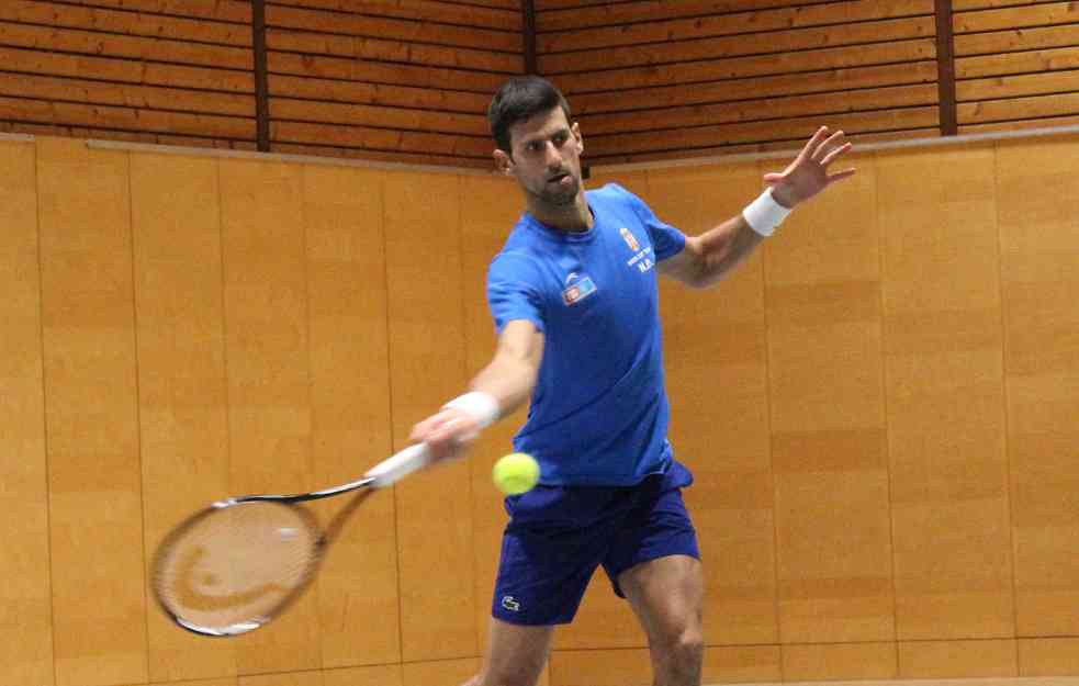 IZ AVIONA DIREKTNO NA TEREN! Đoković odradio prvi trening u Olimpijskoj hali Insbruka