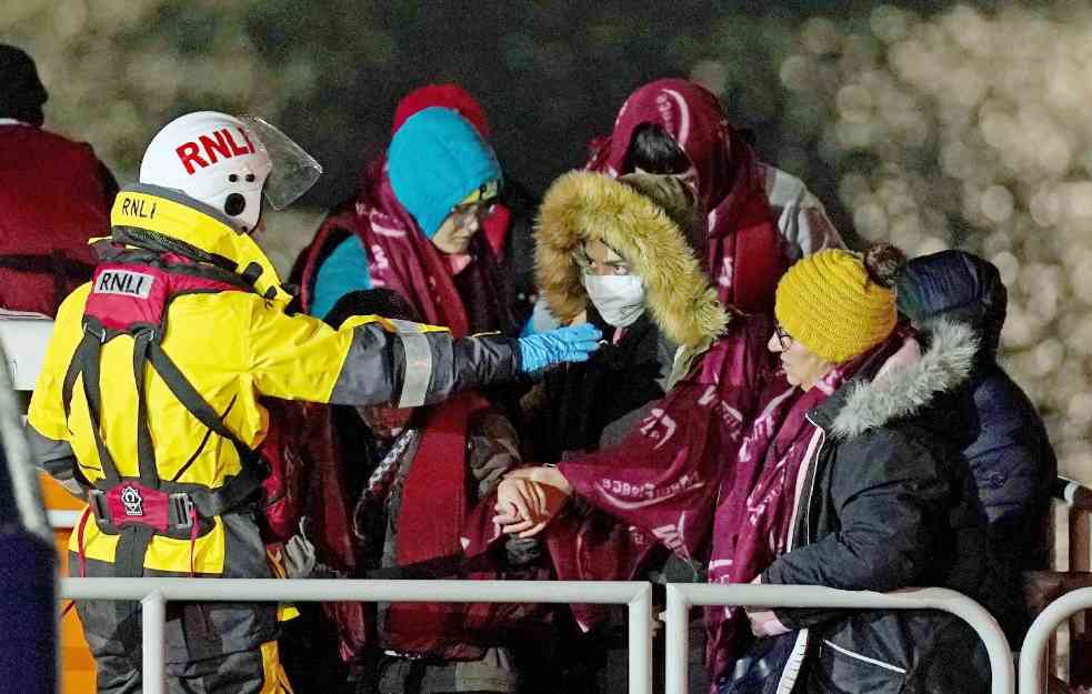 LAMANŠ PROGUTAO 31 OSOBU! Migranti prelazili iz Francuske u Britaniju, a onda se ČAMAC PREVRNUO