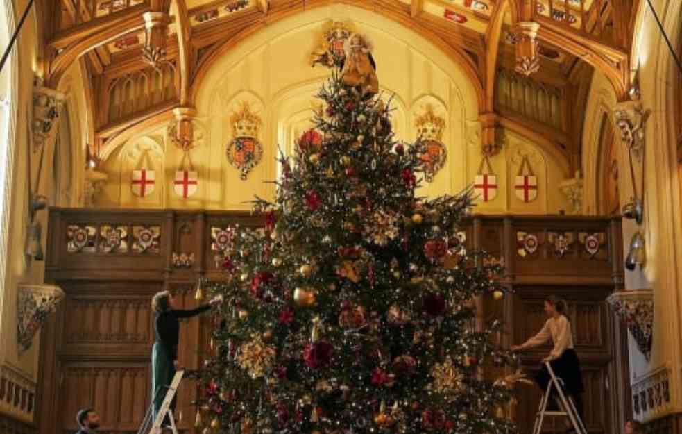 VELIČANSTVENA JELKA OD ŠEST METARA! Evo kako je ukrašeno praznično drvo KRALJEVSKE PORODICE u čuvenoj kapeli Svetog Đorđa! (FOTO)