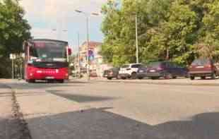 UŽAS! EVO KAKAV NAM JE GRADSKI PREVOZ! Pukla instalacija u autobusu, putnik sa opekotinama po licu