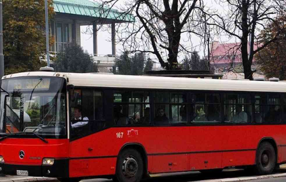 PRVO SUDAR SA KAMIONOM, PA PREVRTANJE AUTOBUSA KOD UMKE: Desetoro povređeno, velika gužva na putu 