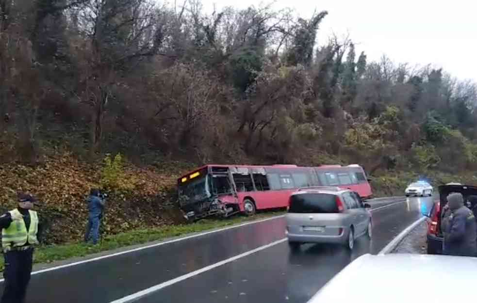 ČUDO DA NEMA TEŽE POVREĐENIH: Vozač autobusa izvlačio putnike kroz prozor, prikolica kamiona ga odnela (FOTO)