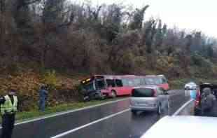 ČUDO DA NEMA TEŽE POVREĐENIH: Vozač autobusa izvlačio putnike kroz prozor, <span style='color:red;'><b>prikolica</b></span> kamiona ga odnela (FOTO)
