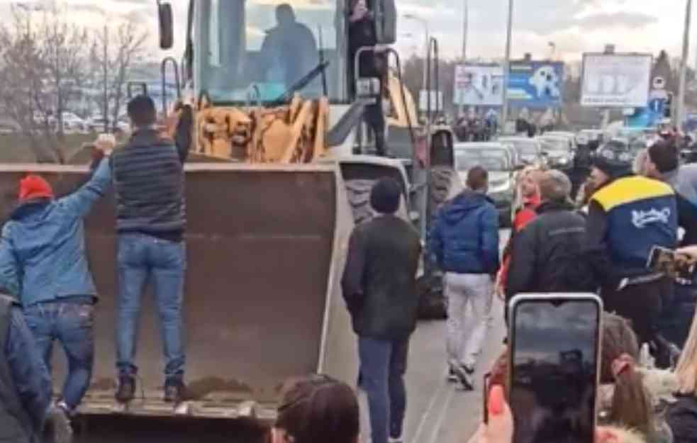 BAGEROM NA LJUDE: U Šapcu građani VISE SA MAŠINE, bahati bagerista NASRNUO NA DEMONSTRANTE! (VIDEO)