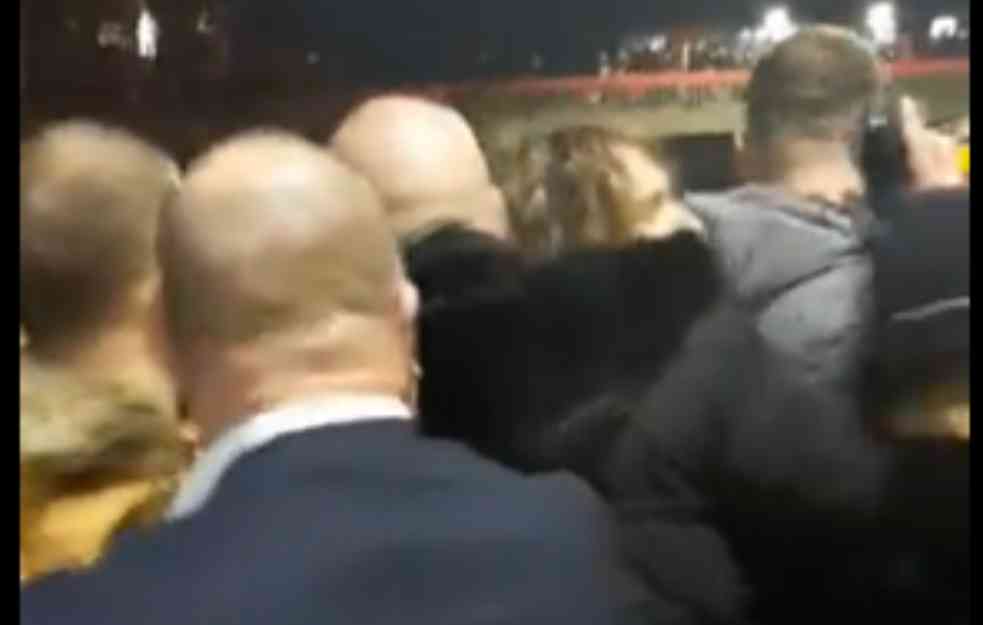 FRKA NA GAZELI! Najuporniji demonstranti i dalje na MOSTU, stigli i SNSovci! (VIDEO)