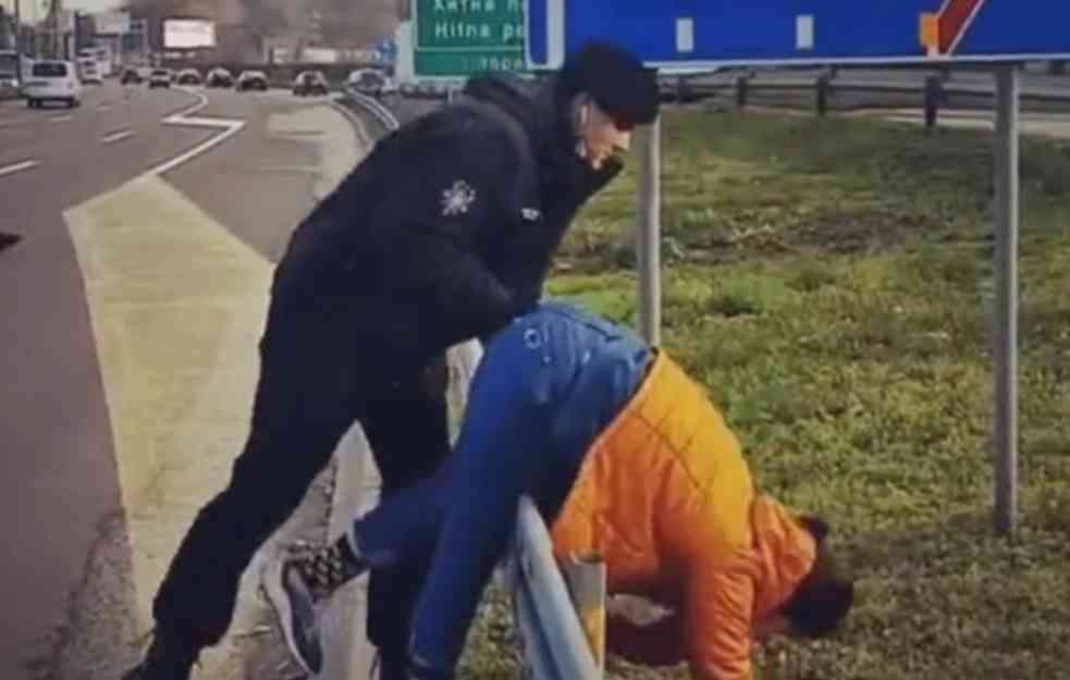 SRAMNO! POLICAJAC UHVATIO ŽENU ZA MEĐUNOŽJE I BACIO JE PREKO OGRADE (VIDEO)