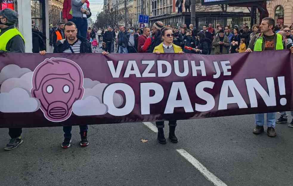 HIT PORUKA: Dečak je došao na PROTEST i ODUŠEVIO SVE! (foto)