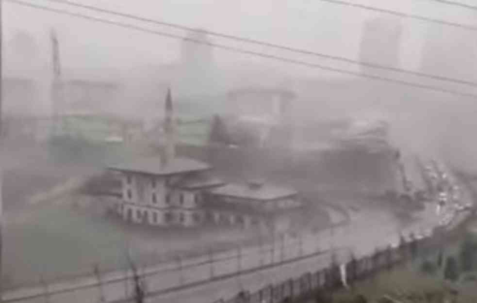 NEZAPAMĆENO NEVREME U ISTANBULU: Oluja rušila TORNJEVE, ima mrtvih (VIDEO)