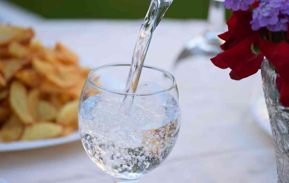 ISTINE I ZABLUDE O GAZIRANOJ VODI: Koliko sme da se pije i da li je zdrava?