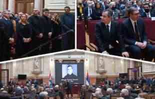“GLAS” NA KOMEMORACIJI MILUTINU MR<span style='color:red;'><b>KONJI</b></span>ĆU: U Skupštini Vučić, Dačić, Mrkina porodica... Bekuta izašla SKRHANA OD BOLA  (VIDEO+FOTO)