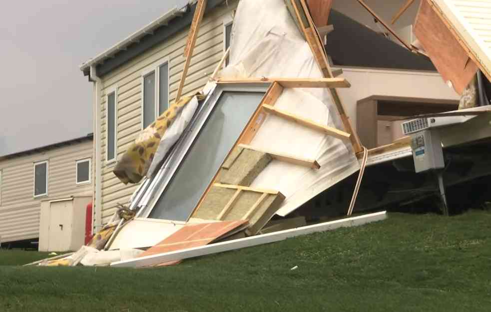 PREVRNUTO CELO VIKEND NASELJE: Stravična oluja ostavila hiljade kuća bez struje i telefona (VIDEO)