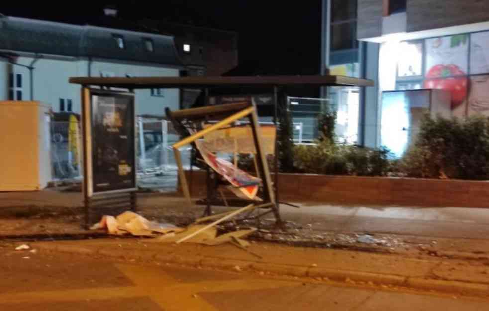 ZA DLAKU IZBEGLA TRAGEDIJU, SRČA NA ULICI I DELOVI AUTOMOBILA: Devojka stajala na stanici kada se auto zakucao na milimetar od nje (FOTO)