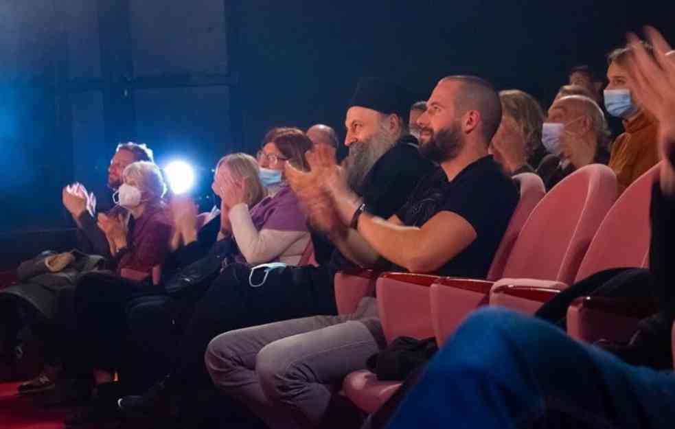 SRPSKI PATRIJARH U POZORIŠTU, POSLAO SNAŽNU PORUKU: Totalitarizam može da pogazi prava i zarazi većinu (FOTO)