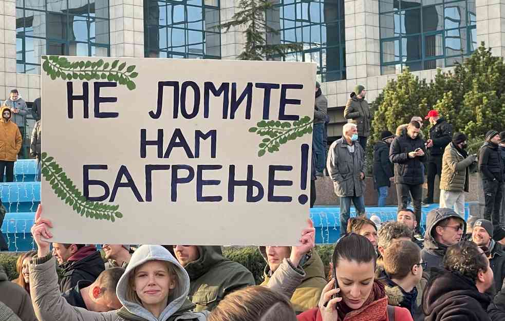 CIGLOM NA DEMONSTRANTE U NOVOM SADU: Blokiran Most slobode (VIDEO)