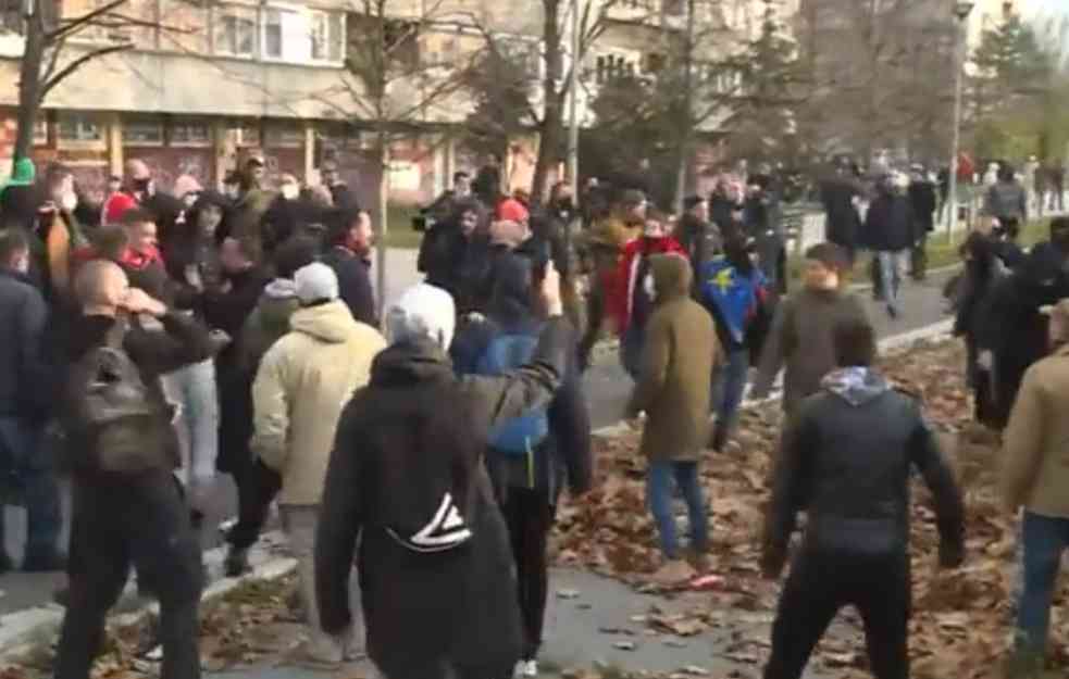 INCIDENT U NOVOM SADU: Ciglama gađali demonstrante, pa izvukli deblji kraj (VIDEO)