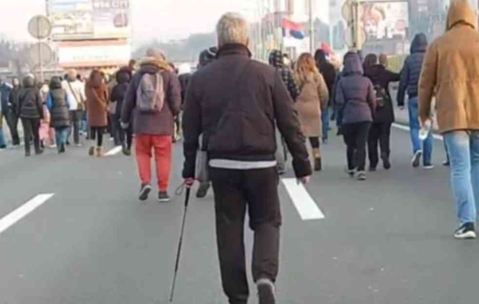 TO JE SRBIN, INAT JE ČUDO! Dirljiva scena sa protesta (VIDEO) 