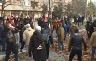 INCIDENT U NOVOM SADU: <span style='color:red;'><b>Cigla</b></span>ma gađali demonstrante, pa izvukli deblji kraj (VIDEO)
