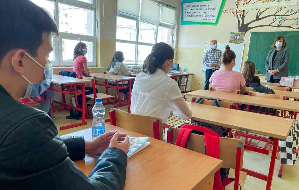 OBAVEZNA HIMNA, RODITELJI OPRAVDAVAJU IZOSTANAK...Šta sve očekuje škole, đake i nastavnike