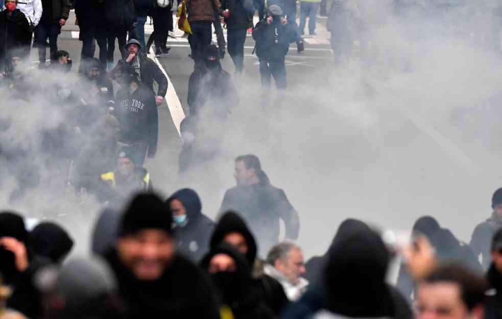 BRISEL NA NOGAMA: Vodenim topovima na demonstrante, drastične mere belgijske vlade (FOTO, VIDEO)