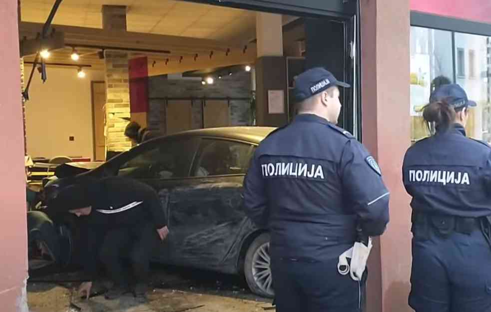 PROLAZNICI U ŠOKU: Autom uleteo u novosadski salon nameštaja, IMAO VIŠE SREĆE NEGO PAMETI!