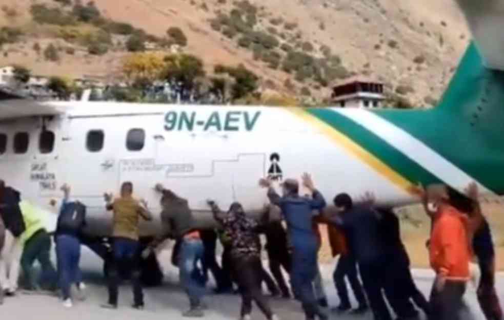 Ne, ovo nije scena iz filma! Putnici pogurali avion kojem je pukla guma (VIDEO)