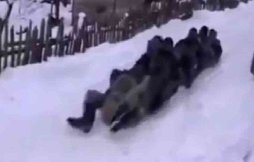 DOBRA I BEZBRIŽNA VREMENA! Evo kako se nekada uživalo u zimskim ČAROLIJAMA (VIDEO) 