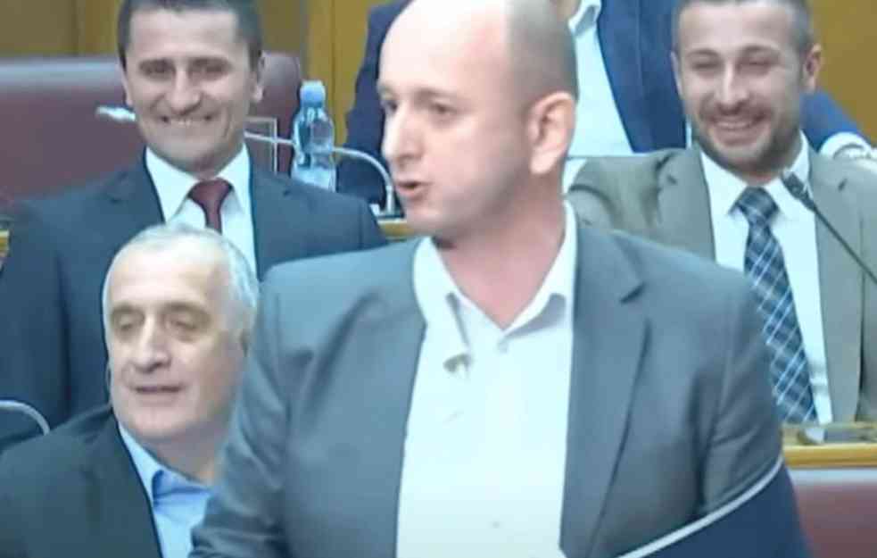 MILAN KNEŽEVIĆ uporedio parlament sa ZADRUGOM: Da upalimo najzad svetlo, da znamo ko je s kim (HIT VIDEO)