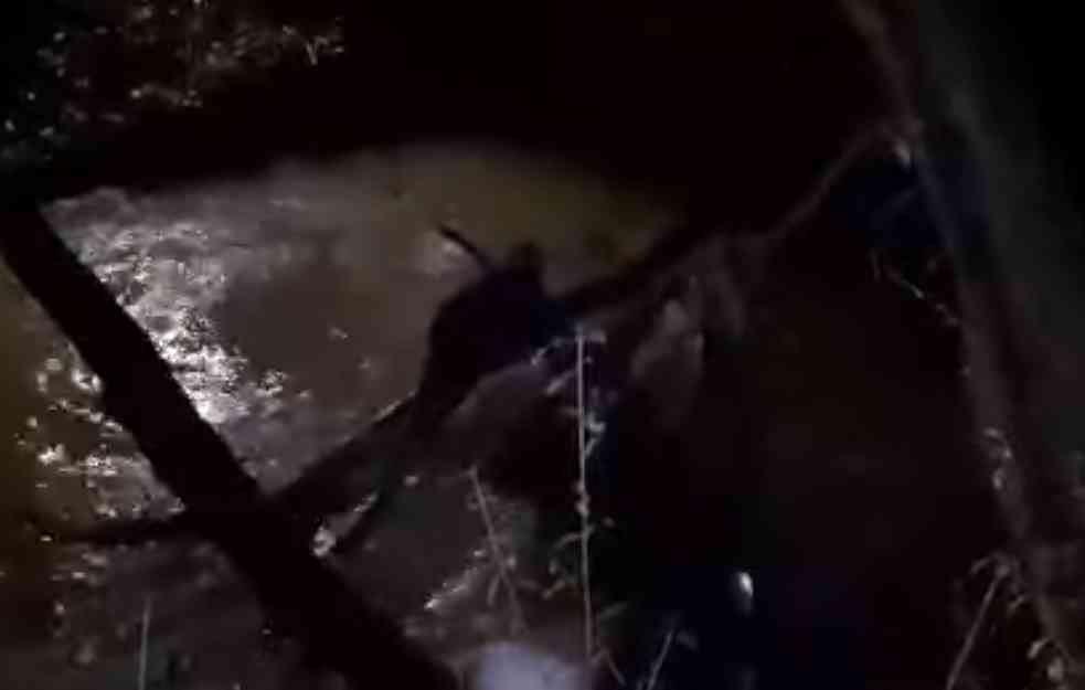 DRAMA IZNAD REKE: Policija spasila ženu, rečna struja ODNELA DETE, potraga u toku (VIDEO)
