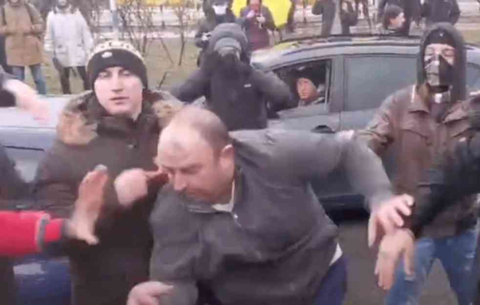 POGLEDAJTE SNIMAK TUČE NA PROTESTU KOD SAVA CENTRA! Krenuo da udari ŽENU pa dobio batine! (VIDEO)