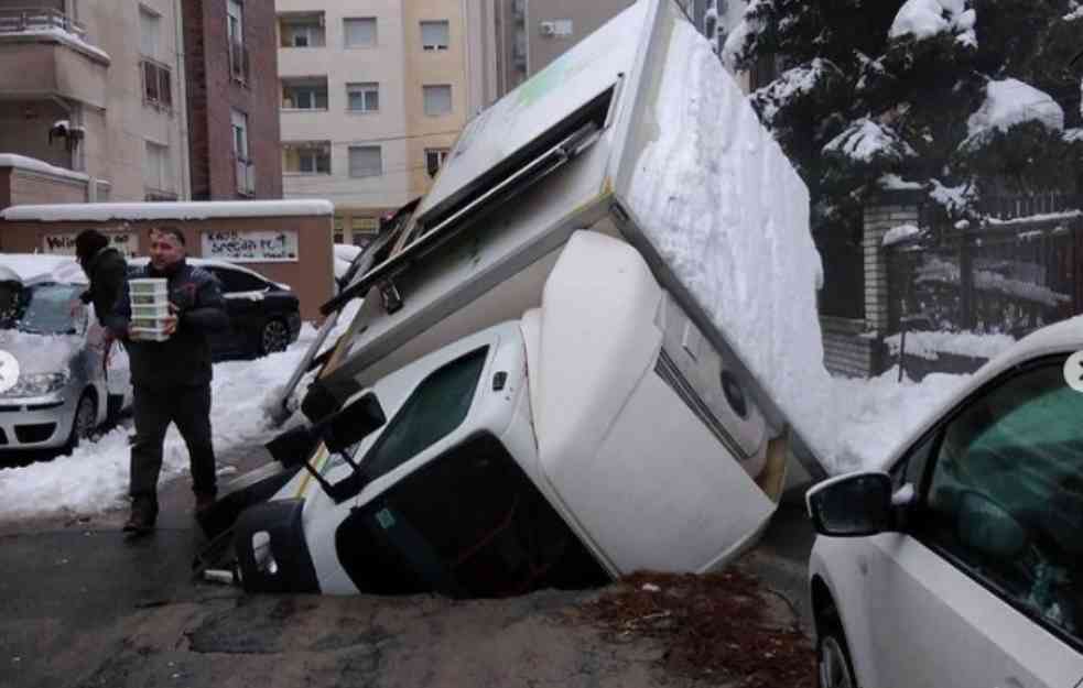 ULICA PROGUTALA KAMION NA VOŽDOVCU! (FOTO, VIDEO)