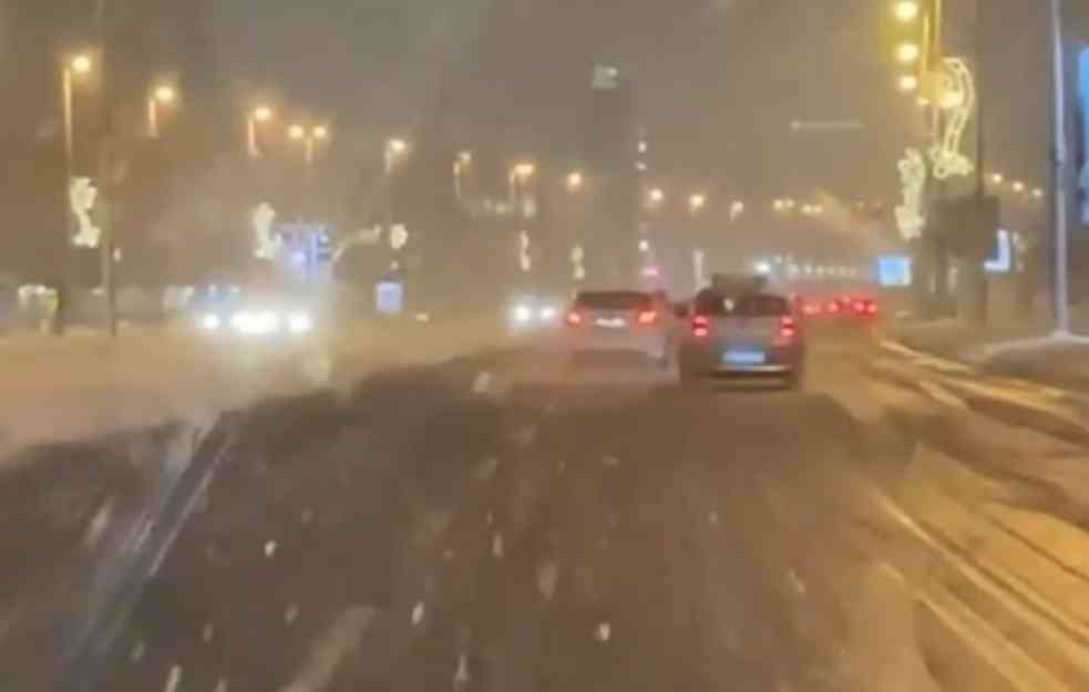 BAHATO, NEMA ŠTA! Snežni reli na beogradskim ulicama, pravo čudo da nije bilo sudara (VIDEO)