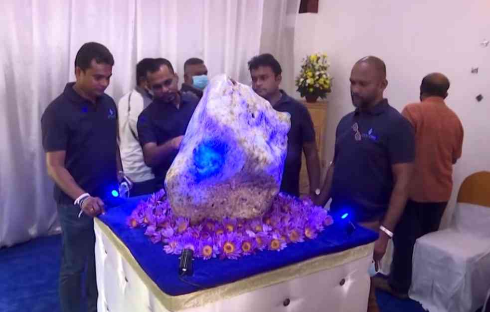 NAJVEĆI NA SVETU! Šri Lanka izložila divovski prirodni plavi safir (VIDEO)