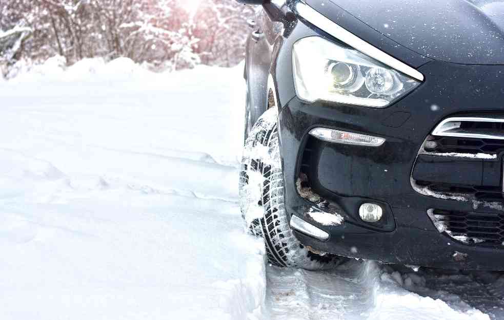 VOZAČI I PEŠACI NA MUKAMA! Sutra novi KOLAPS, temperatura u MINUSU: Ovo su saveti kako da hodate i vozite PO LEDU! 